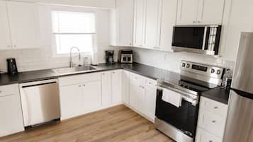 Geladeira, micro-ondas, fogão, cooktop