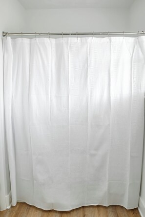 Douche, sèche-cheveux, serviettes fournies, savon