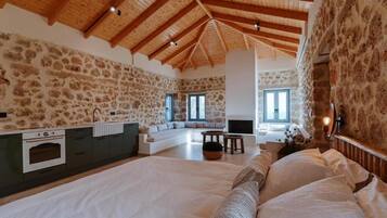 Villa de lujo, vista al mar | Caja de seguridad en la habitación y tabla de planchar con plancha