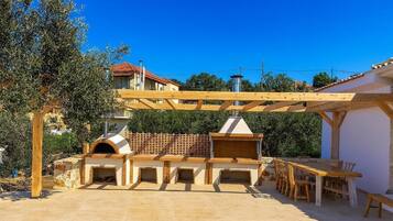 Villa de lujo, vista al mar | Restaurante al aire libre