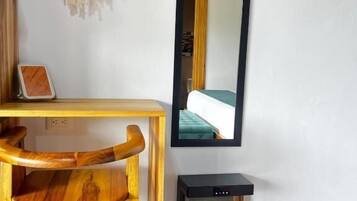 Apartamento conforto, varanda, vista para o jardim | Cofres nos quartos, ferros/tábuas de passar roupa, Wi-Fi de cortesia