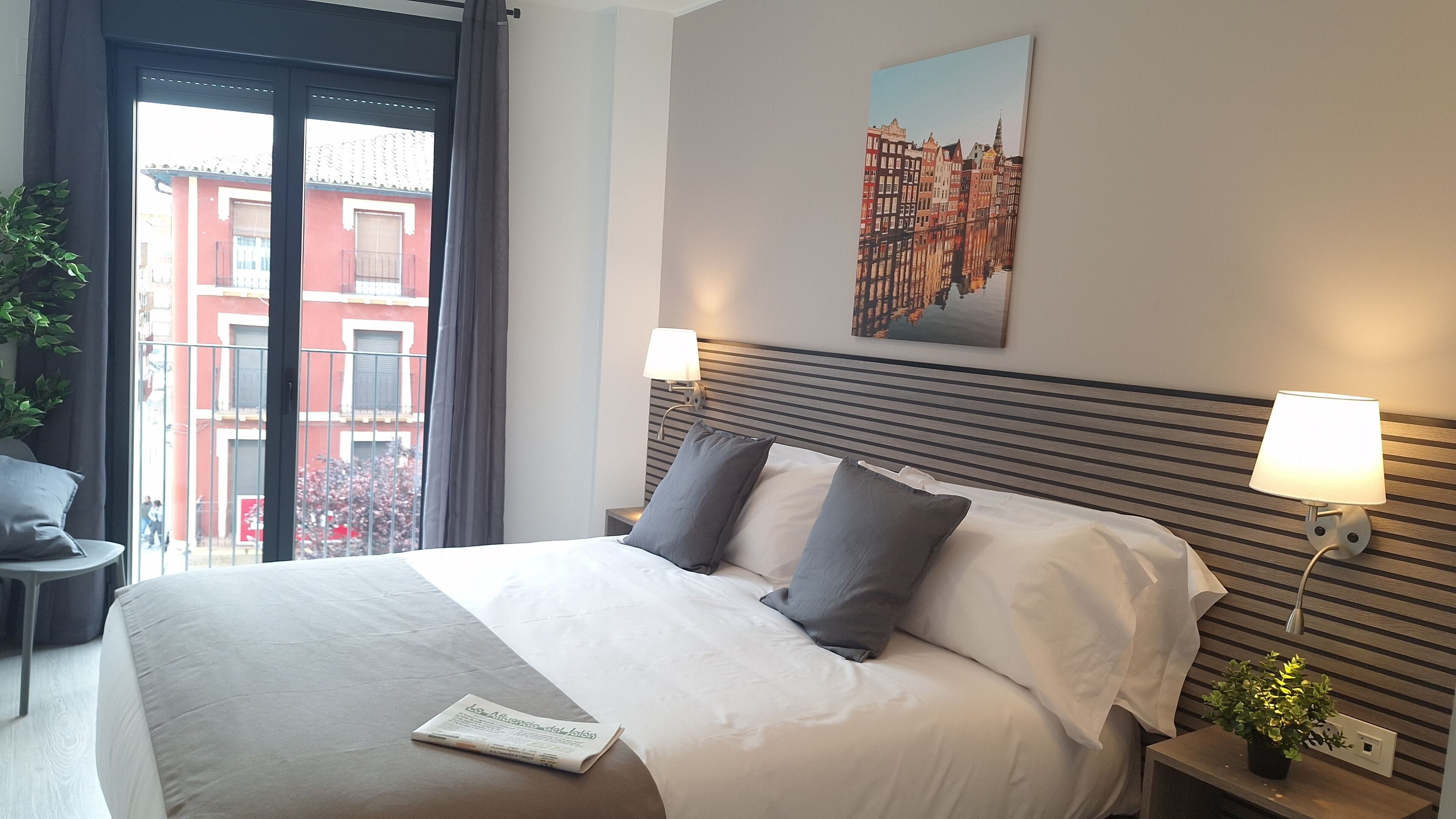 Apt. 1 dormitorio Doble (cama matrimonio) | Espacio para trabajar con un portátil y cortinas opacas