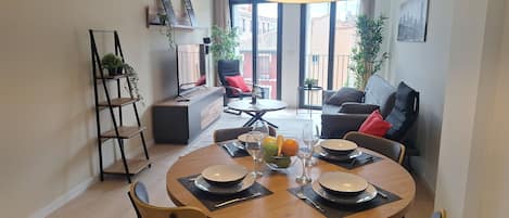 Deluxe appartement, balkon, uitzicht op de stad | Dineren