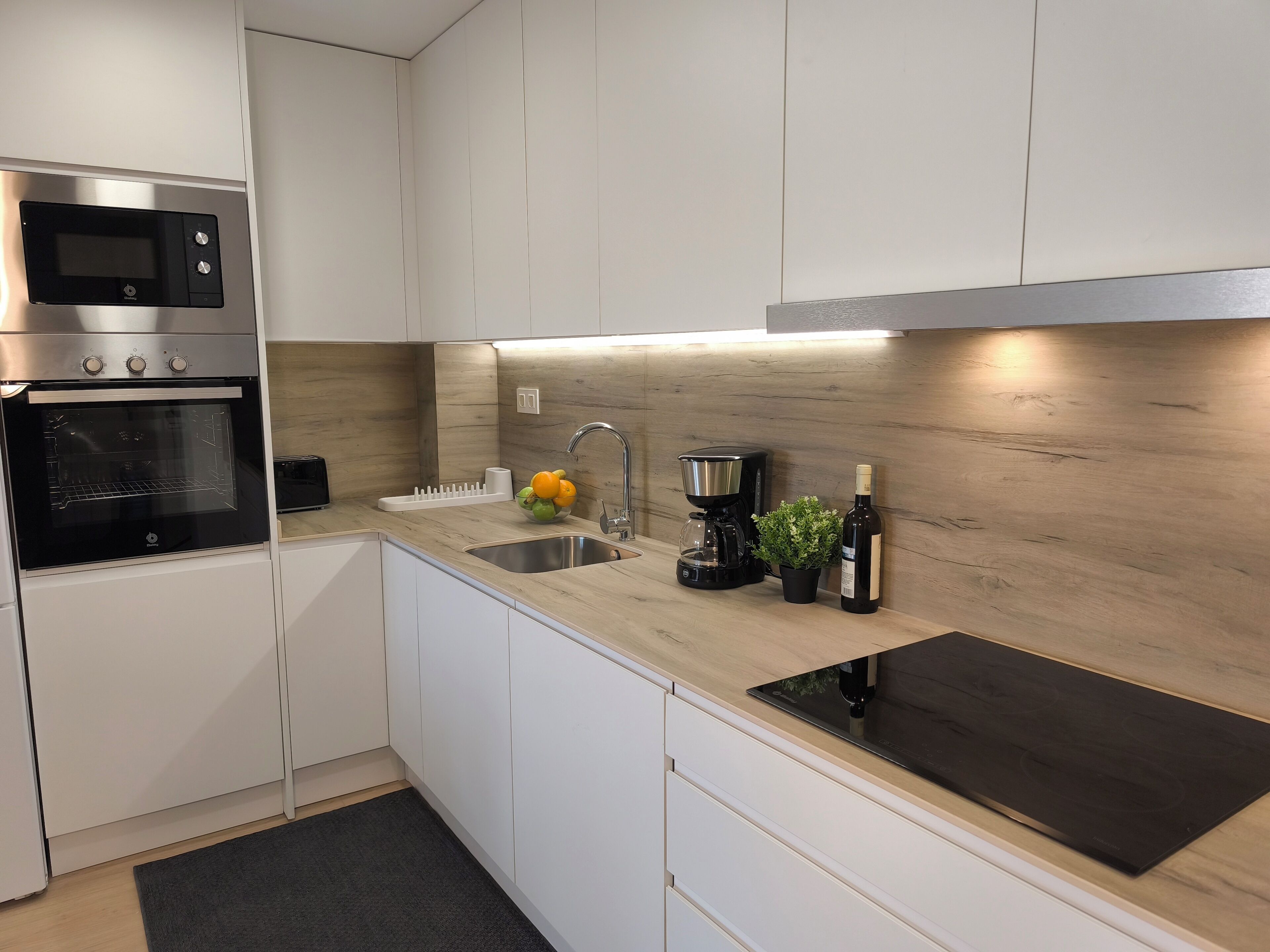 Full-size fridge, microwave, oven, stovetop