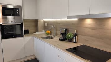 Full-size fridge, microwave, oven, stovetop