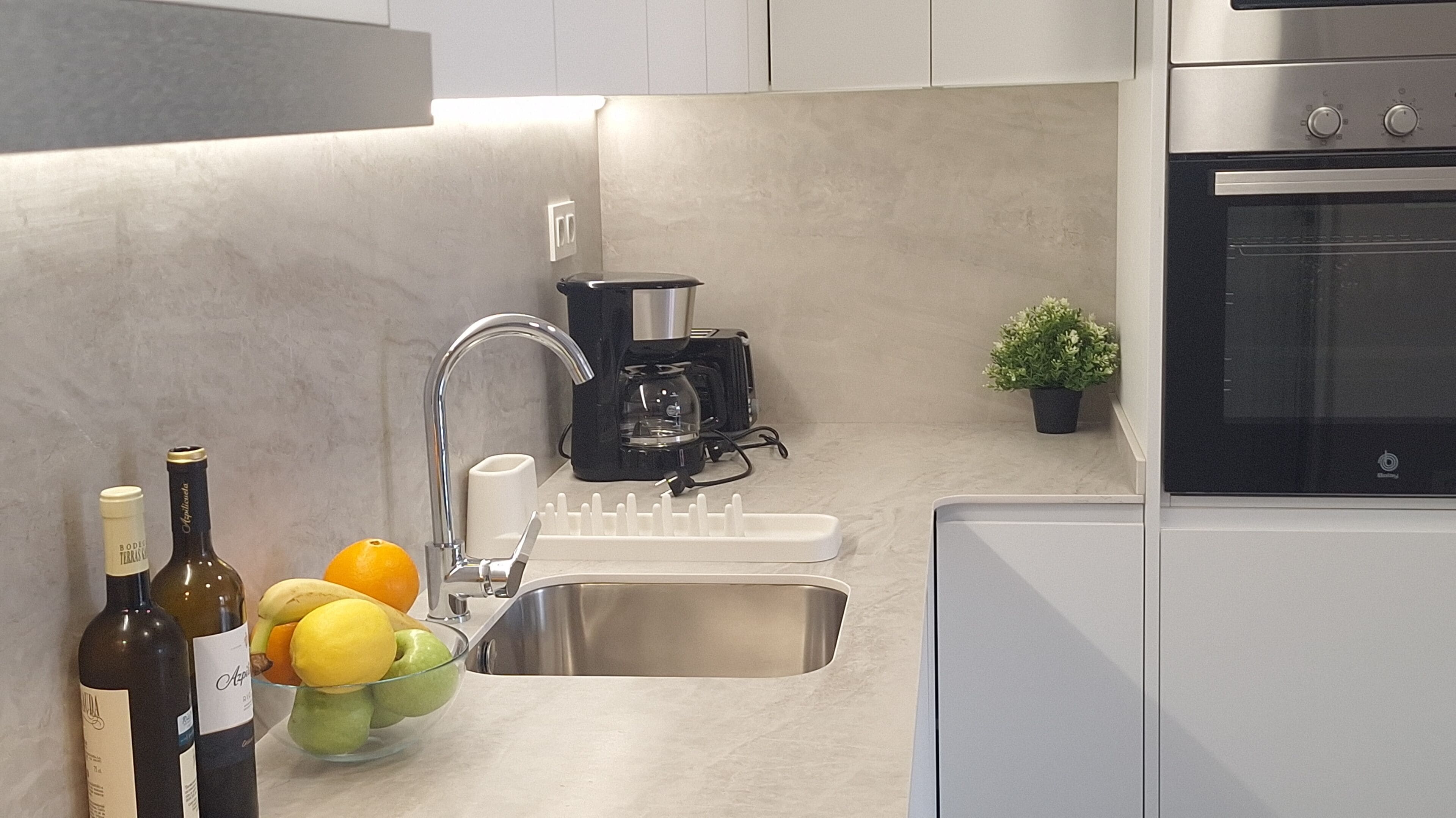 Frigorífico grande, microondas, horno y placa de cocina