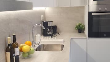 Frigorífico grande, microondas, horno y placa de cocina