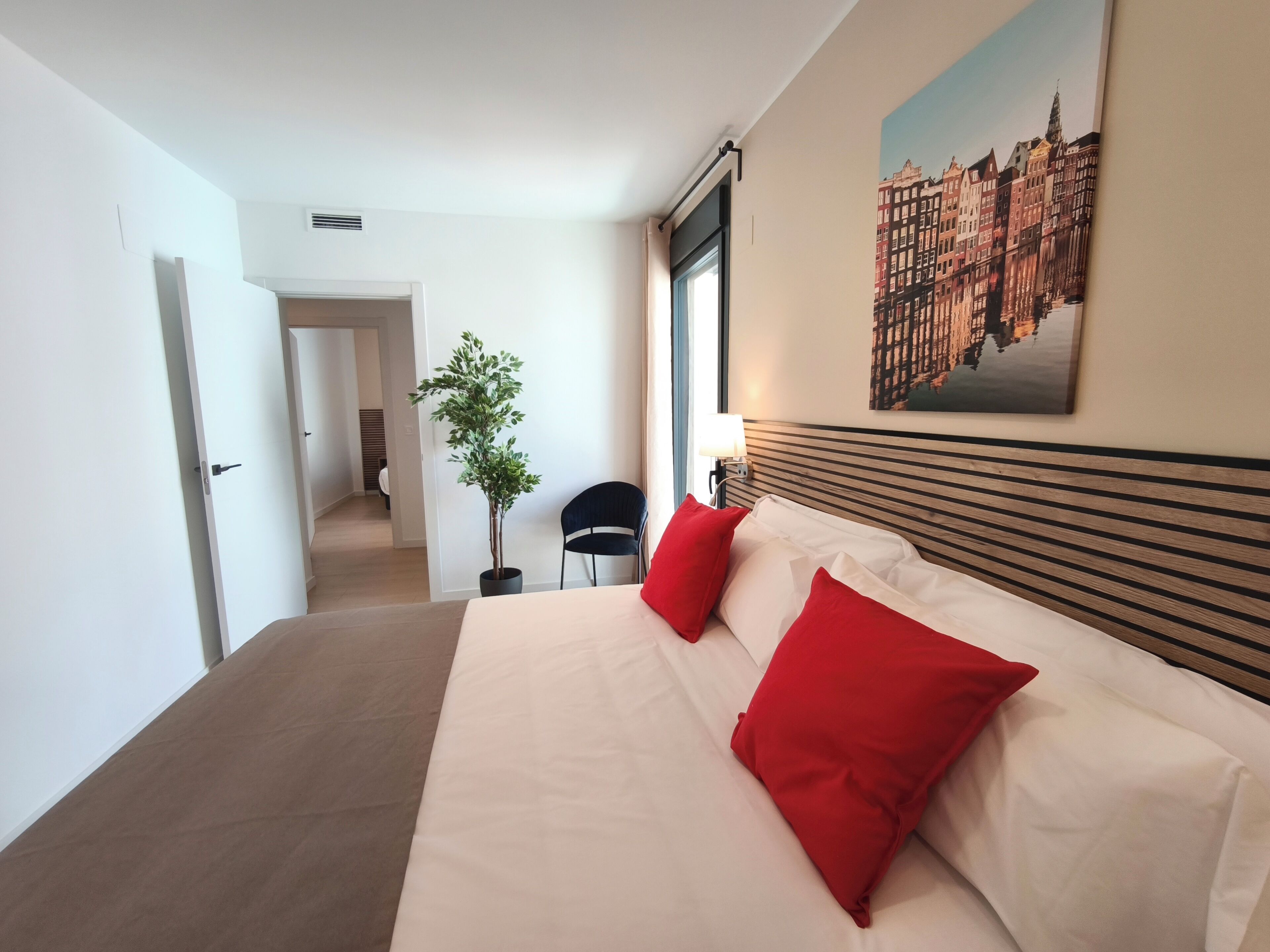 Espacio para trabajar con un portátil y cortinas opacas
