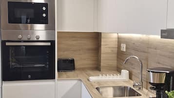 Apt. 2dormitorios y 1 baño adaptado (PMR) | Private kitchen | Full-size fridge, microwave, oven, stovetop