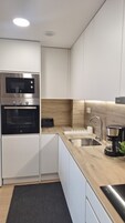 Refrigerador con freezer, microondas, horno, placa de cocina