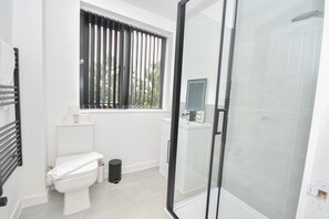 Shower, hair dryer, towels, shampoo - Contemporary 1 Bedroom Apartment in Leeds (Leeds)