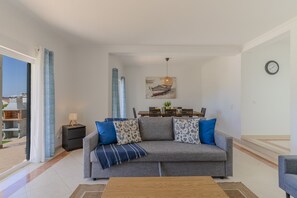 TV, fireplace - #375 Spacious Townhouse with Pool, BBQ, and Parking (Albufeira)