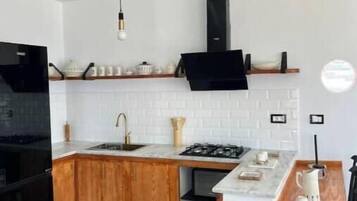 Réfrigérateur, micro-ondes, plaque de cuisson, cafetière/bouilloire