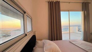 3 bedrooms, bed sheets