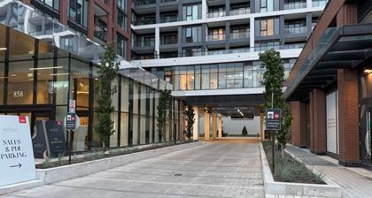 New Executive Condo Midtown Toronto - Airport pick up included - Free Parking
