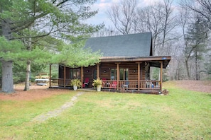 A log cabin with a porch, a picnic table, and potted plants. - Lake Muskoka Escape - McVittie Island|Wifi|Firepit (Bracebridge)