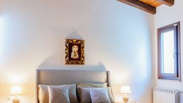 Doppia Deluxe, vista collina | Una cassaforte in camera, una scrivania, Wi-Fi gratuito