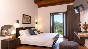 Un dormitorio con una cama, lámparas de noche, una mesita de noche, un cuadro enmarcado, una ventana y un balcón.
