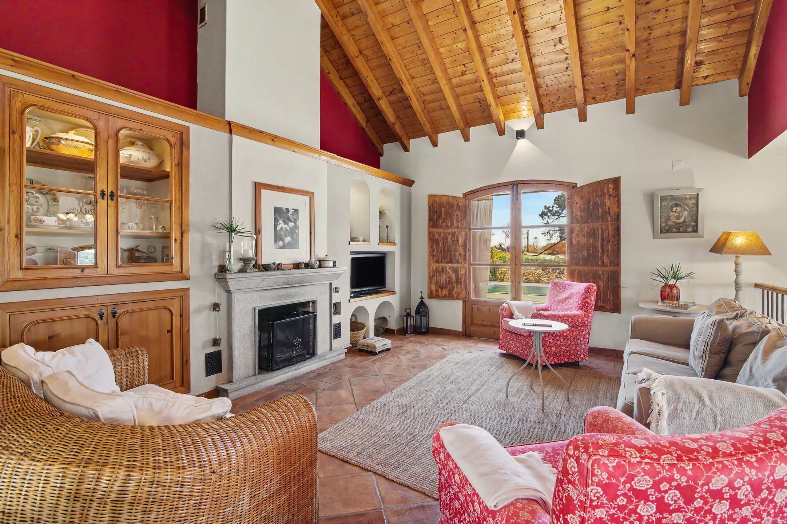 TV, fireplace
