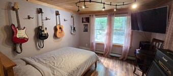 Spacious Lake 3-bedroom house in peaceful Middleton with AC & gym, Dog friendly