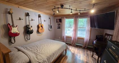 Spacious Lake 3-bedroom house in peaceful Middleton with AC & gym, Dog friendly
