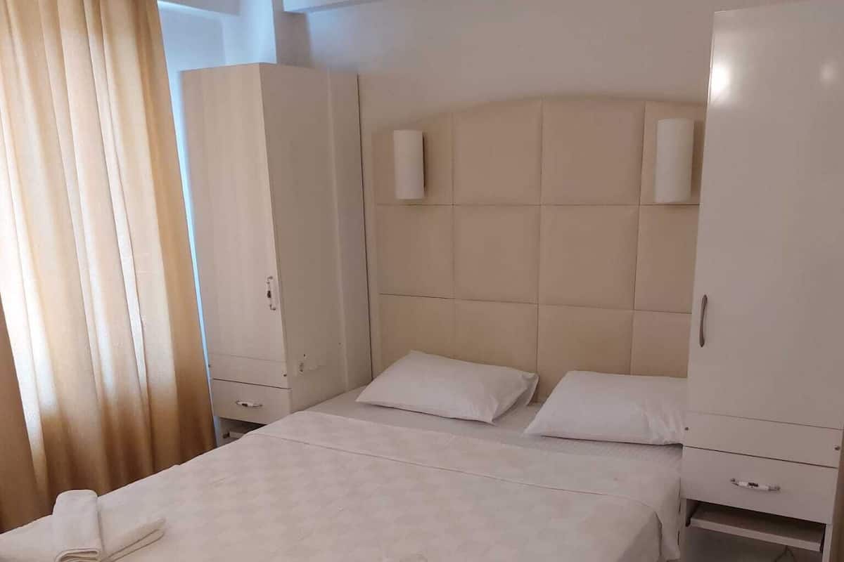 Desk, laptop workspace, soundproofing, free WiFi
