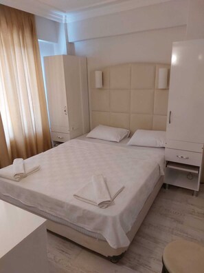 Desk, laptop workspace, soundproofing, free WiFi - varol hotel içmeler  (marmaris  içmeler)