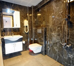 Ilmaiset hygieniatuotteet, hiustenkuivaaja, saippua, sampoo