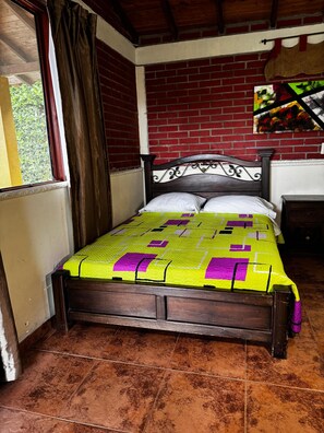 Quarto casal standard, vista para o jardim | Espaço de trabalho para notebook