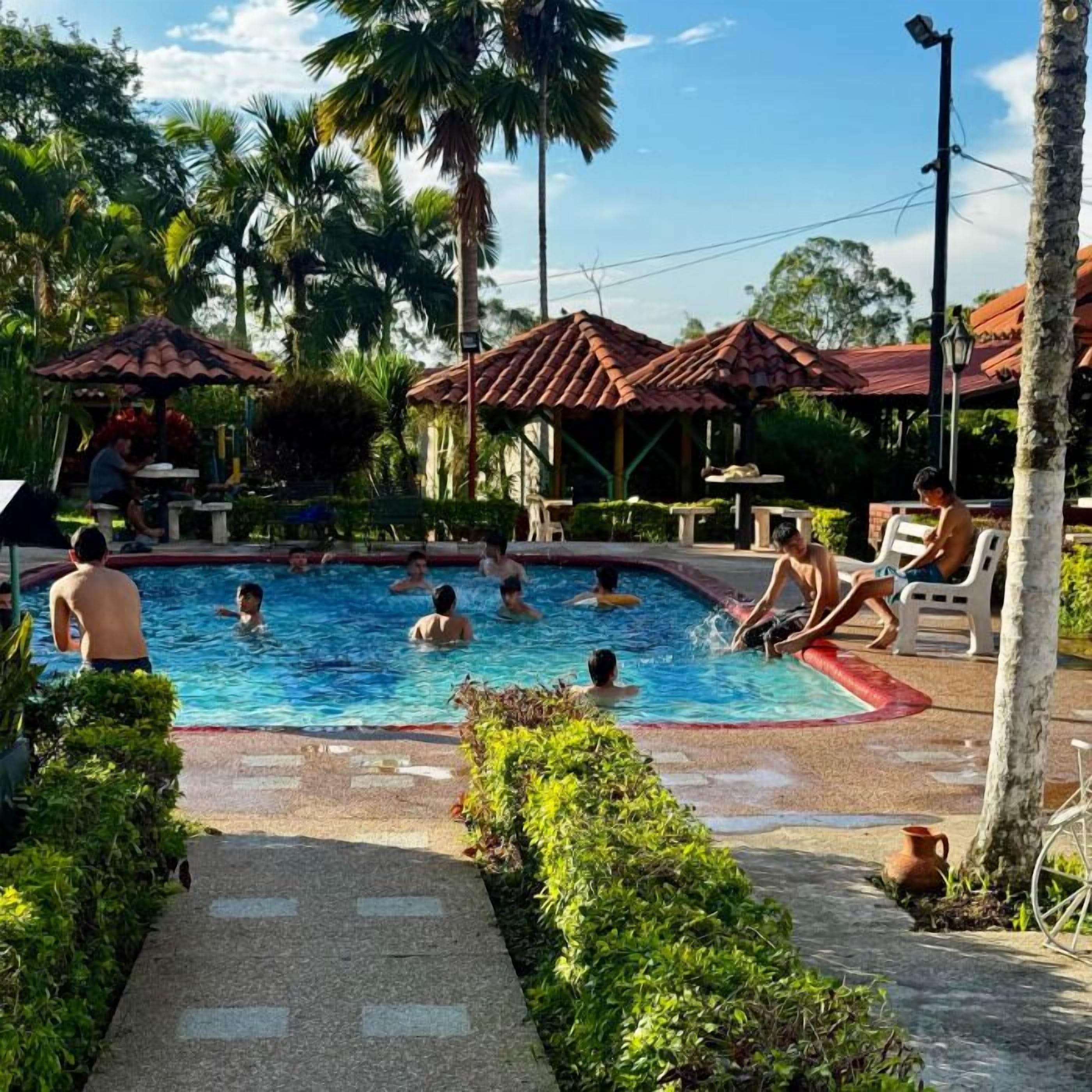 Una piscina al aire libre