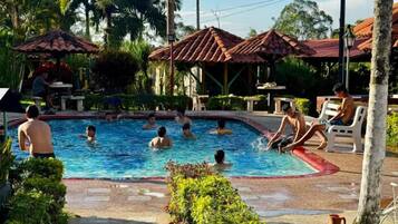 Una piscina al aire libre