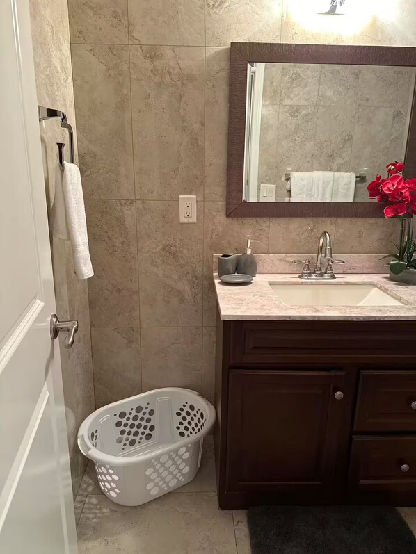 Secadora de cabello, toallas, jabón, papel de baño