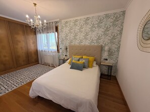 Room - House with Pool and BBQ _ Near the Beach by Easyliferent (Veiga da Vila)