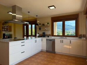 Private kitchen - House with Pool and BBQ _ Near the Beach by Easyliferent (Veiga da Vila)