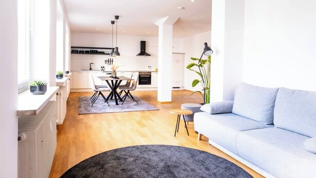 En moderne lejlighed med spiseområde, køkken og opholdsstue.