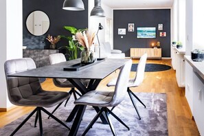 Dining - stycoz - Modern loft - 80 m2 - Kitchen - Parking (Memmingen)