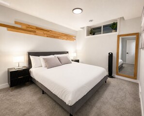 1 dormitorio, tabla de planchar con plancha, wifi y ropa de cama