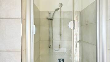 Doccia, bidet, asciugamani