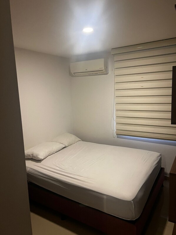 Ferros/tábuas de passar roupa, acesso à internet, roupa de cama