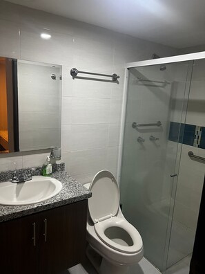 Toalhas de banho, papel higiênico