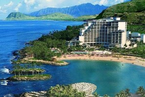 A coastal hotel with a beachfront, a pool, and a view of the ocean and mountains. - Ko Olina - 6BR Condos - Sleeps 16 (Kapolei)