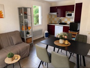 Interior - Quiet, Air-Conditioned Bastidon in a Residential Complex with a Pool (Aubignan)