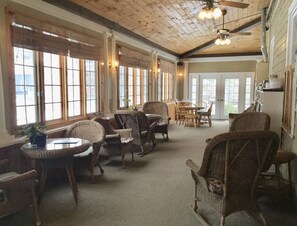 Dining - Crafts Inn with ensuite kitchen, pool, hottub, sauna (Wilmington)