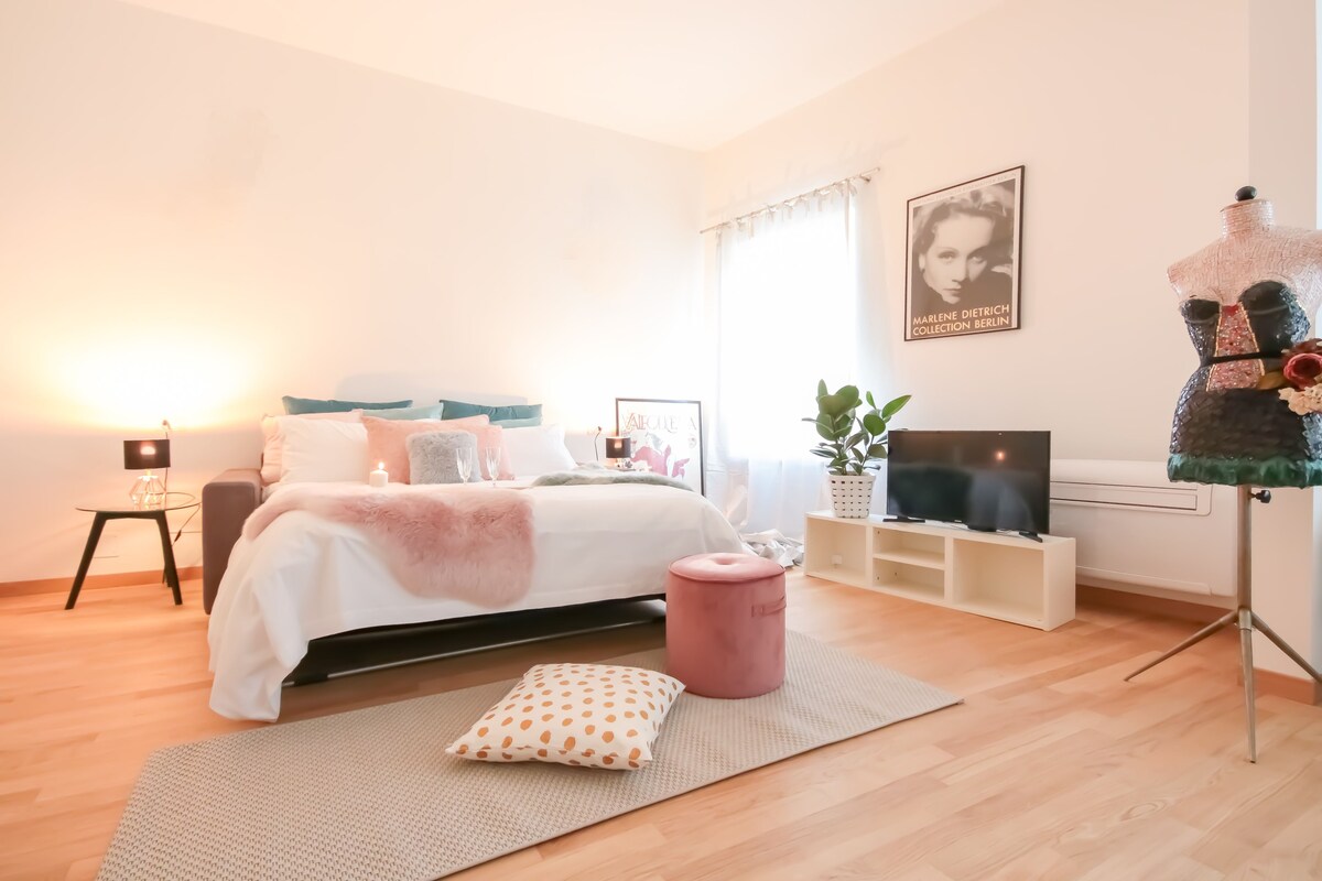 Leilighet, byutsikt (Hollywood Glam) | Minibar, skrivebord for bærbar PC og strykejern/-brett