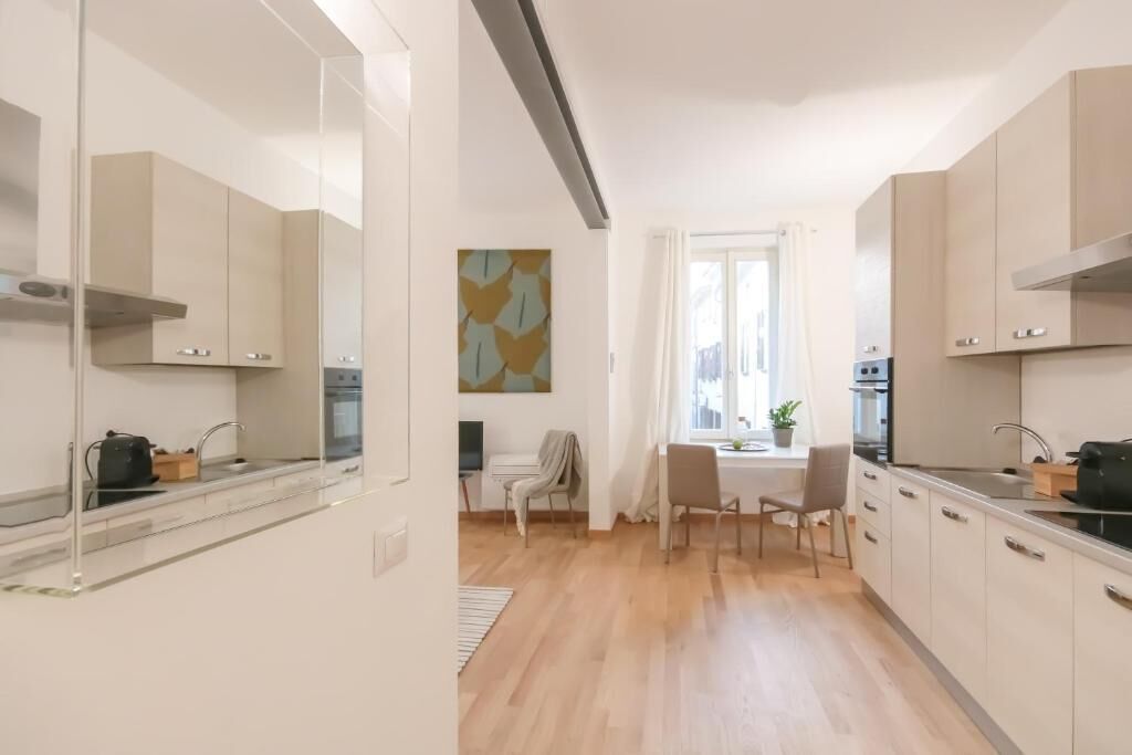 Køleskab/fryser i fuld størrelse, ovn, kogeplade