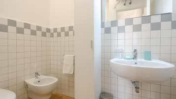 Bruser, gratis toiletartikler, hårtørrer, håndklæder