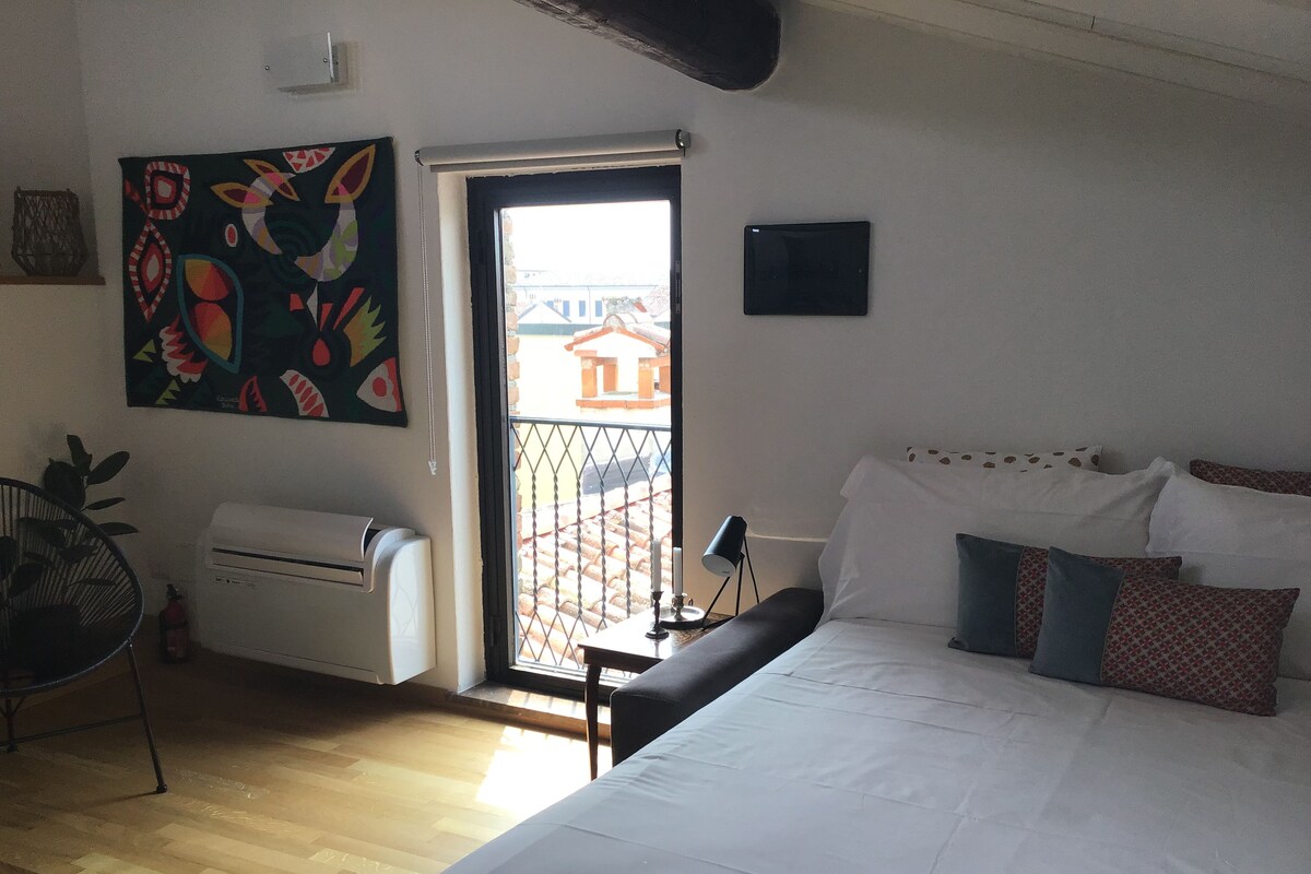 Leilighet (Attic Apartment 4th Floor) | Minibar, skrivebord for bærbar PC og strykejern/-brett