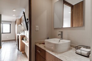 Comfort-Studiosuite | Badezimmer | Dusche, Handtücher, Seife, Shampoo