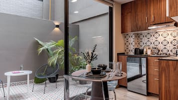 Estudio exclusivo | Cocina privada | Cafetera o tetera, frigorífico pequeño, microondas y placa de cocina