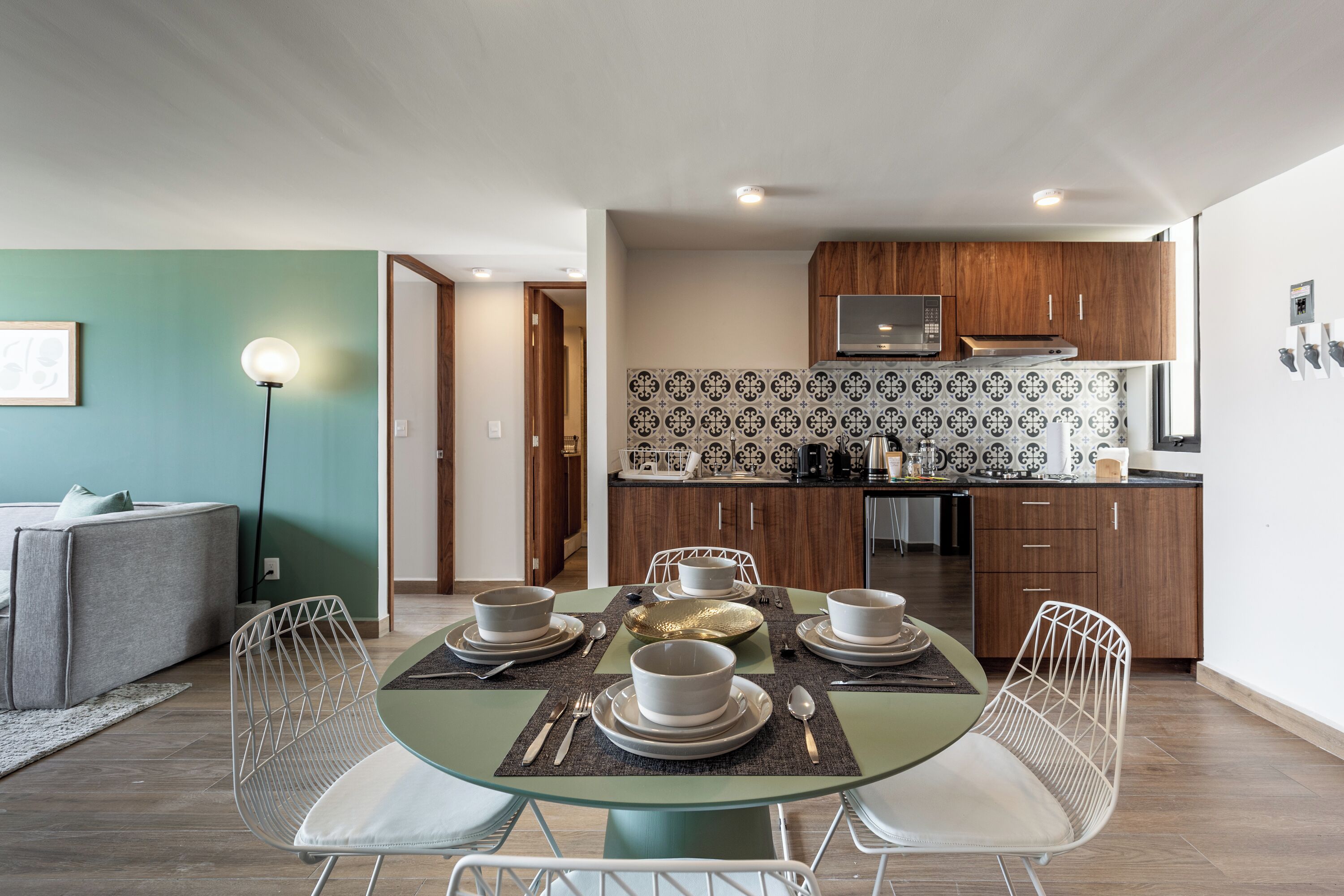 Una cocina moderna con armarios de madera, un microondas y un respuesto de azulejos.